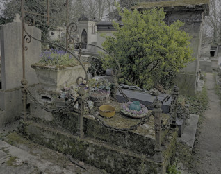 Nagrobek Catherine i N.N. Salamansky z cokołem schodkowym, grubą płytą z krzyżem i żeliwnymi słupkami z łańcuchami. Obecna jest żardiniera z kwiatami i konstrukcja na wieńce.