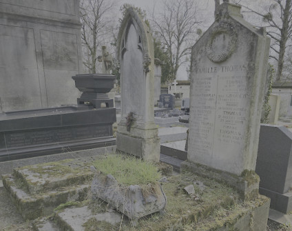 Nagrobek rodziny Thomasów z cokolem schodkowym i pionową stelą z trójkątnym zakończeniem. Nad inskrypcjami wieniec z krzyżem. Przed stelą żardiniera w kształcie korytka.