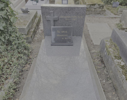 Nagrobek Aleksandra Samczuka z krzyżem po prawej stronie. Inskrypcja na steli: 'Alexandre SAMCZUK 1921-1963'. Tabliczka z czarnego granitu: 'Ses AMIS UKRAINIENS de MELUN'.