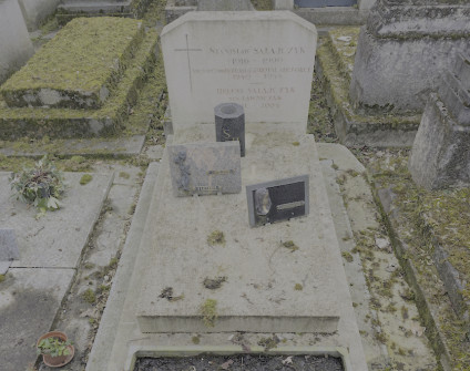 Nagrobek Heleny i Stanisława Sałajczyków. Wysoki cokół z żardinierą, płaska skośna płyta, prostokątna stela z krzyżem. Inskrypcje na steli i trzech tabliczkach granitowych z motywami kwiatowymi.