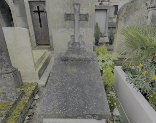 Nagrobek Zygmunta Skirmunta z krzyżem podpartym wolutami na schodkowym cokole. Płyta z inskrypcją otoczona roślinami.