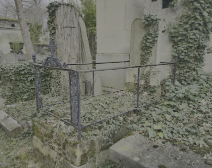 Grób rodzin Lechatów i Clémence Jabłońskiej z uskokowym cokołem i żelaznym ogrodzeniem. Grób otoczony kamieniami porośniętymi bluszczem, z krzyżem o promieniujących ramionach.