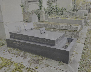 Nagrobek rodzin Crépeaux-Pascré i Gourvitz z inskrypcjami na schodkowej płycie i żardinierami u wezgłowia i podstawy. Na płycie widoczne są trzy tabliczki.