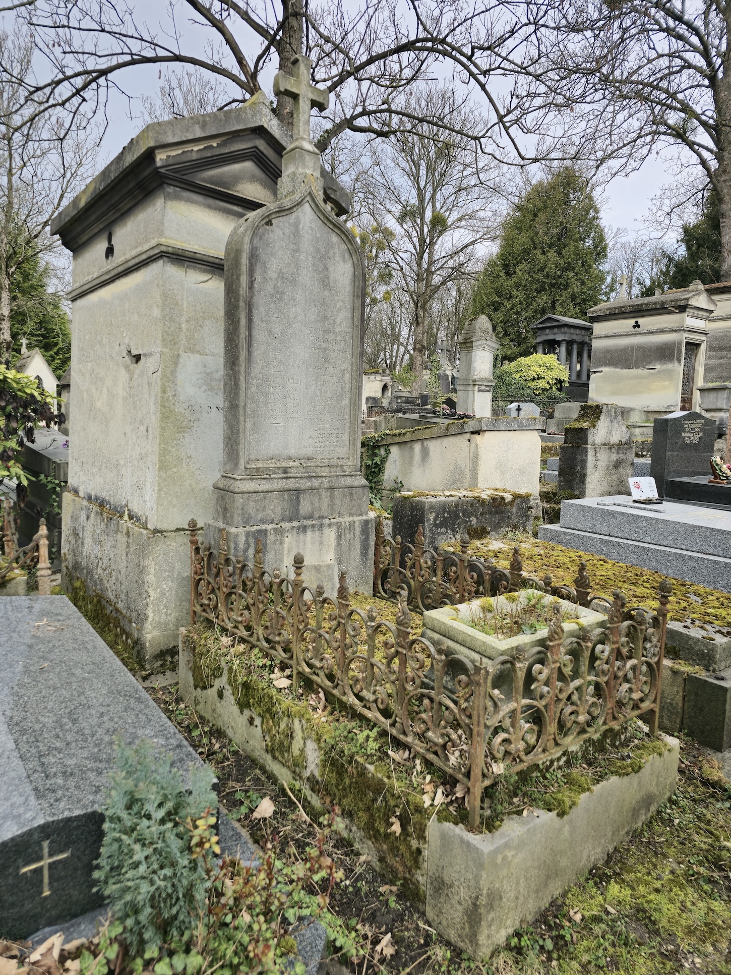 Photo montrant Nagrobek rodzin Drouet’ów i Romańskich oraz Pierre’a Franqueta