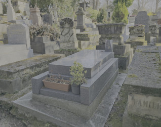 Nagrobek Jakuba Bartoszyka z wysokim cokołem i skośną płaską płytą z kamiennym wazonem z inicjałami 'JB'. Na prawym boku płyty widoczna inskrypcja.