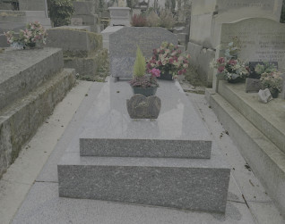 Nagrobek rodziny Berkowiczów oraz Yvonne Casalongi i Edgarda Chaigneau. Postument schodkowy z prostokątną stelą i inskrypcjami. Grób ozdobiony kwiatami i roślinami.