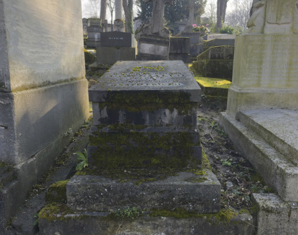 Pokryty mchem nagrobek Dominika Dowgiałły z pochyloną pokrywą i dwustopniową podstawą, znajdujący się na cmentarzu. Nagrobek zdobi herb z tarczą czwórdzielną i mitrą książęcą.