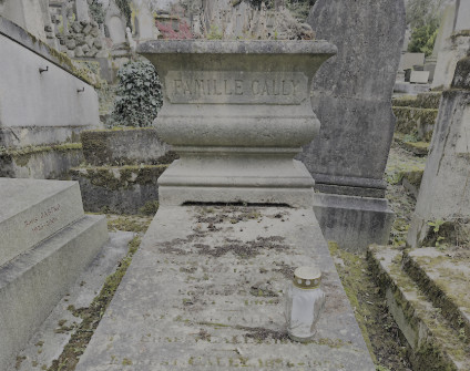 Nagrobek rodziny Cally z cokolem schodkowym i prostokątną żardinierą u wezgłowia. Widoczne są inskrypcje na żardiniere i płycie. Na płycie stoi znicz.