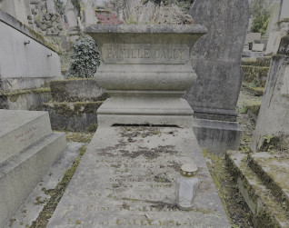 Nagrobek rodziny Cally z cokolem schodkowym i prostokątną żardinierą u wezgłowia. Widoczne są inskrypcje na żardiniere i płycie. Na płycie stoi znicz.