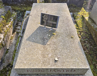 Nagrobek Borysa i Janiny Jabtków z wysokim cokołem i płaską płytą. Inskrypcje na płycie oraz granitowa tabliczka w kształcie otwartej książki z metalowym bukietem.