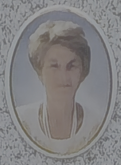 Portret kobiety z krótkimi włosami w owalnej ramce na teksturowanym tle.
