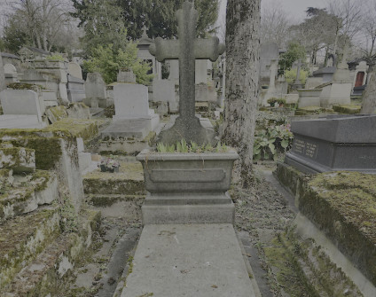 Nagrobek Walerii Brochockiej z cokolem schodkowym, płaską, lekkoskośną płytą i wysokim krzyżem z ramionami treflowymi. U wezgłowia skrzynkowa żardiniera, widoczne ślady po ogrodzeniu.