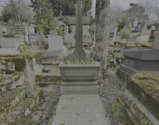 Nagrobek Walerii Brochockiej z cokolem schodkowym, płaską, lekkoskośną płytą i wysokim krzyżem z ramionami treflowymi. U wezgłowia skrzynkowa żardiniera, widoczne ślady po ogrodzeniu.