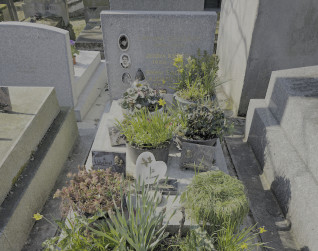 Nagrobek Józefy Krezel, Emmy Lajdanowicz i Grégory’ego Legeleux’a z cokolem schodkowym, skośną płytą i prostokątną stelą. Widoczne trzy fotografie na porcelanie i różne tabliczki z motywami religijnymi.