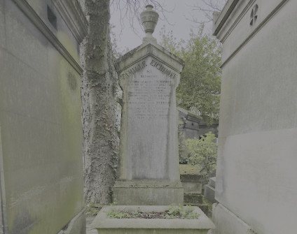 Nagrobek Frederica Eichhoffa i Herminy Mizerskiej z trójkątnym szczytem i urną, otoczony drzewami i innymi grobami.