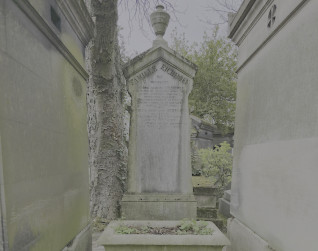 Nagrobek Frederica Eichhoffa i Herminy Mizerskiej z trójkątnym szczytem i urną, otoczony drzewami i innymi grobami.