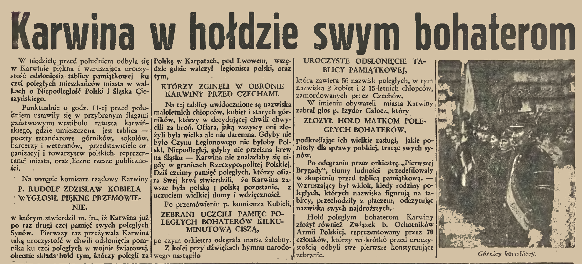 Article de journal intitulé 'Karwina en hommage à ses héros' de 1939, décrivant une cérémonie à Karwina pour dévoiler une plaque commémorative pour ceux qui sont morts en défendant la Silésie. Comprend des discours de Z. Kobiela et I. Galocz.