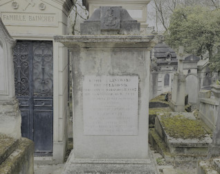 Nagrobek Konstantego Linowskiego z inskrypcją na marmurowej tablicy. Postument zdobi herb z głową byka przeszytą mieczem, hełmem z koroną i dewizą 'Frangas non flectes'.