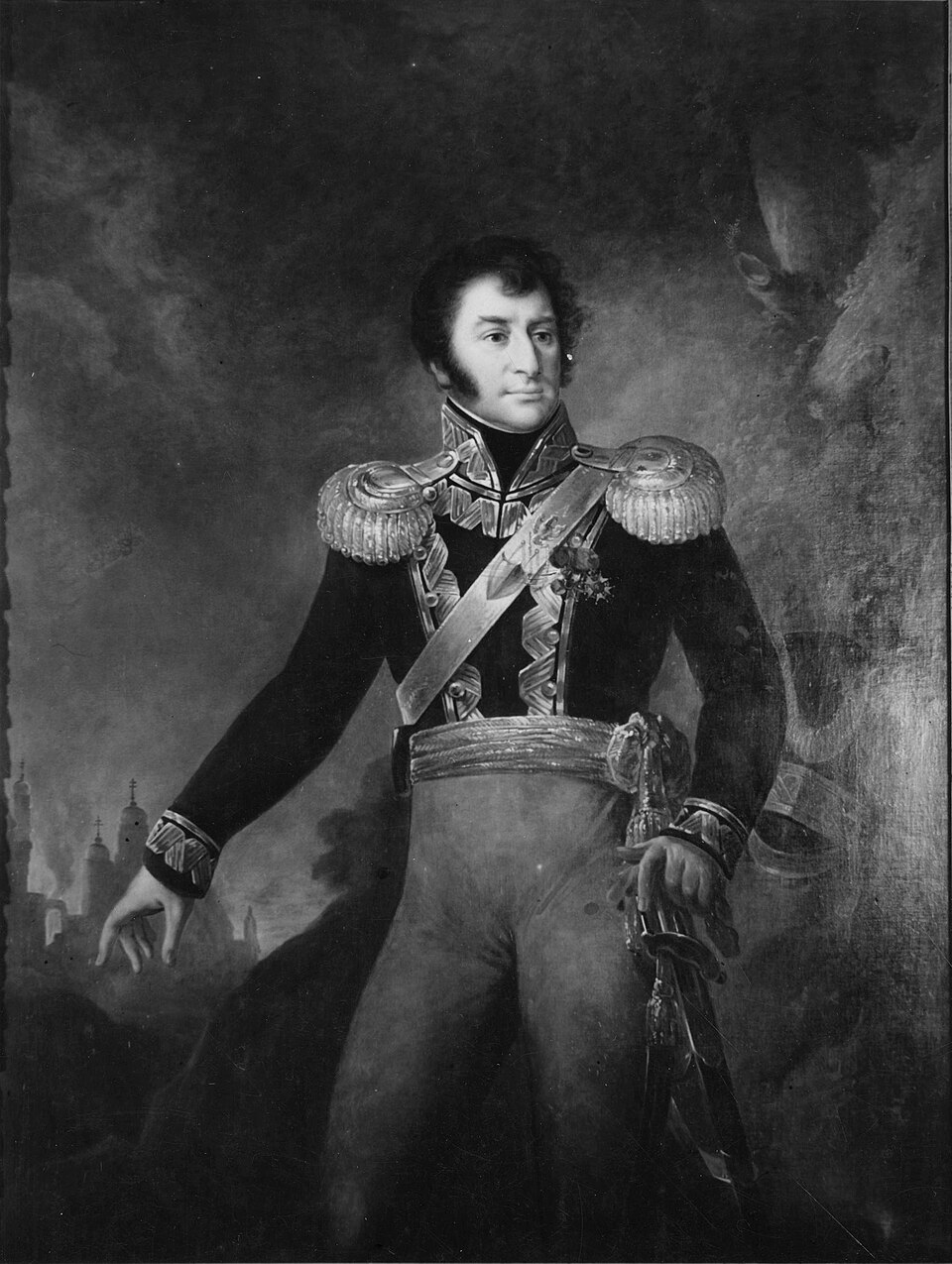 Portret mężczyzny w mundurze wojskowym z epoletami i szarfą, trzymającego miecz. W tle ciemne, pochmurne niebo i sylwetki architektoniczne.