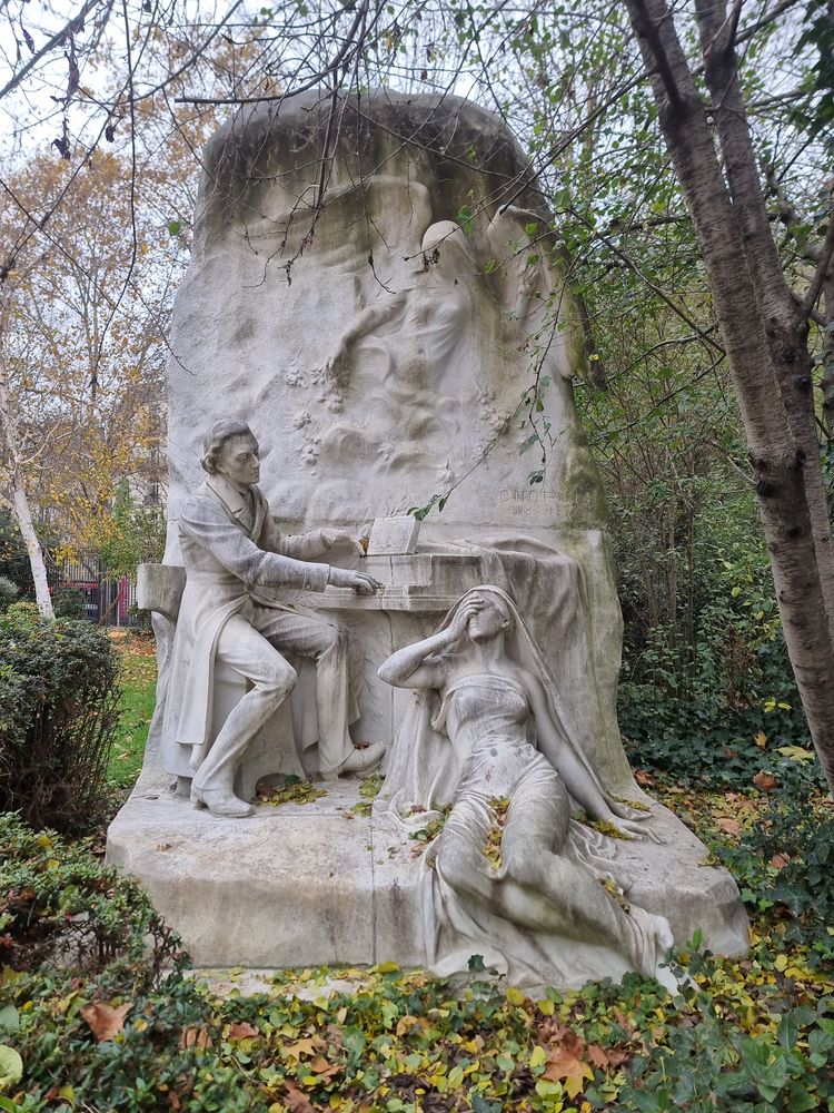 Fotografia przedstawiająca Pomnik Fryderyka Chopina w Parku Monceau
