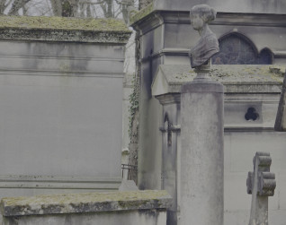 Nagrobek z cokołem schodkowym i lekko skośną, dwuspadową płytą. U wezgłowia dwie kwadratowe podstawy podtrzymują wysoką kolumnę z popiersiem kobiety. Na kolumnie widoczna inskrypcja.