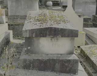 Nagrobek rodziny Sauffroyów oraz Alfreda Ciświckiego z pochyloną tumbą i inskrypcjami na froncie i powierzchni. Kamień jest zwietrzały i pokryty mchem.