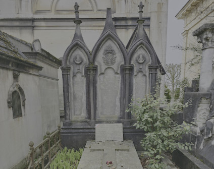 Nagrobek rodziny Zagrodzkich z trzema ostrołukami, centralna tablica z herbem, boczne tablice z krzyżami i wieńcami. Resztki ogrodzenia z motywami krzyży.