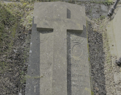 Nagrobek Julii i Stanisława Szczeniowskich z cokołem schodkowym i pochylonym wierzchołkiem. Zawiera krzyż z dwoma herbami pod ramionami. Widoczne inskrypcje po obu stronach.