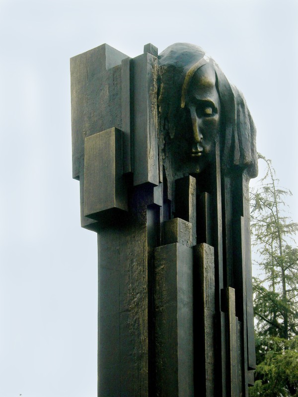 Statue en bronze de Frédéric Chopin dans le parc Zhongshan de Shanghai, dont la forme abstraite comporte des colonnes verticales ressemblant à des touches de piano et un profil du visage de Chopin.