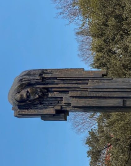 Statue en bronze de Frédéric Chopin dans le parc Zhongshan de Shanghai. La sculpture a un design abstrait avec des colonnes verticales ressemblant à des touches de piano, d'où émerge le profil de Chopin.