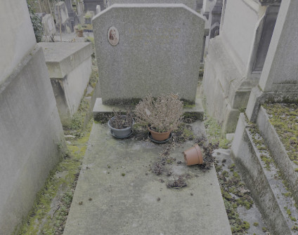 Nagrobek Teresy Kownackiej z ukośnym cokołem i prostokątną stelą ze ściętymi rogami. Na steli inskrypcja i fotografia Teresy Kownackiej na porcelanie. Przed stelą doniczki z uschniętymi roślinami.