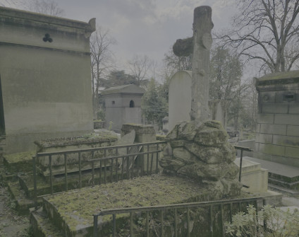 Nagrobek rodzin Chmielewskich, Costów i Touronów z kamiennym krzyżem przypominającym nieobrobione bale z sękami na skalnej podstawie. Otoczony żeliwnymi prętami, inskrypcje na płycie w dwóch kolumnach.