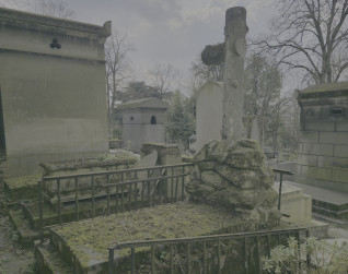 Nagrobek rodzin Chmielewskich, Costów i Touronów z kamiennym krzyżem przypominającym nieobrobione bale z sękami na skalnej podstawie. Otoczony żeliwnymi prętami, inskrypcje na płycie w dwóch kolumnach.