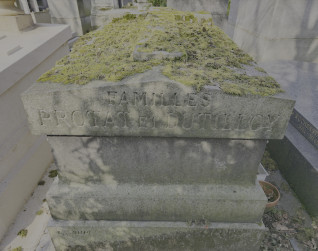 Kamienny nagrobek z cokołem schodkowym i pokrytym mchem dwuspadowym wierzchem, z wyrytym napisem 'FAMILLES PROTAT ET DUTILLOY'. Po bokach widoczne metalowe haki na wieńce.