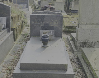 Nagrobek Leona Harczyka i Yvonne Pujol z inskrypcjami na prostokątnej steli. Na płycie ustawiona jest granitowa tabliczka z motywem słonecznika.