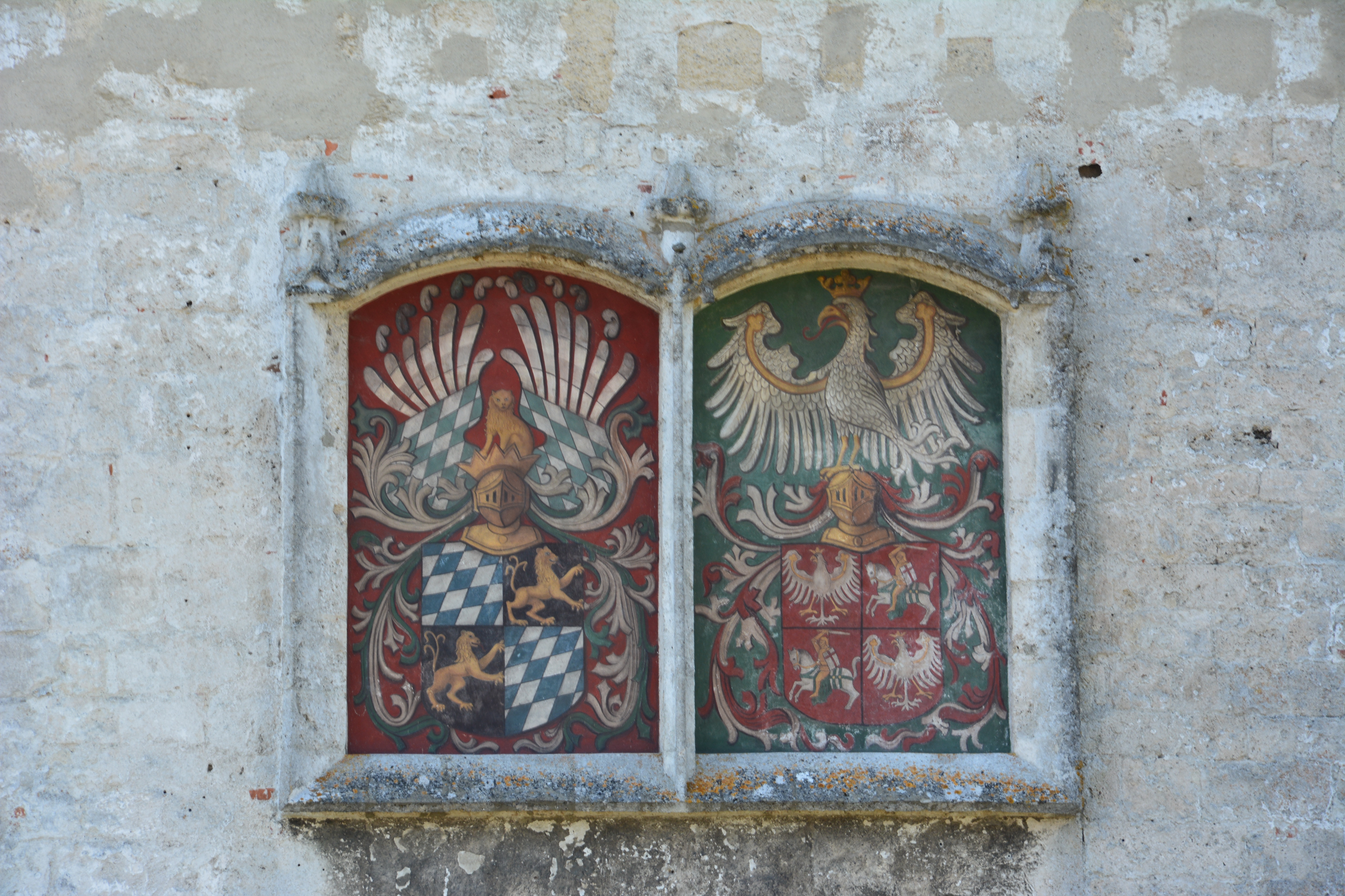 Fotografia przedstawiająca Herb sojuszu bawarsko-polskiego na Bramie św. Jerzego na zamku w Burghausen