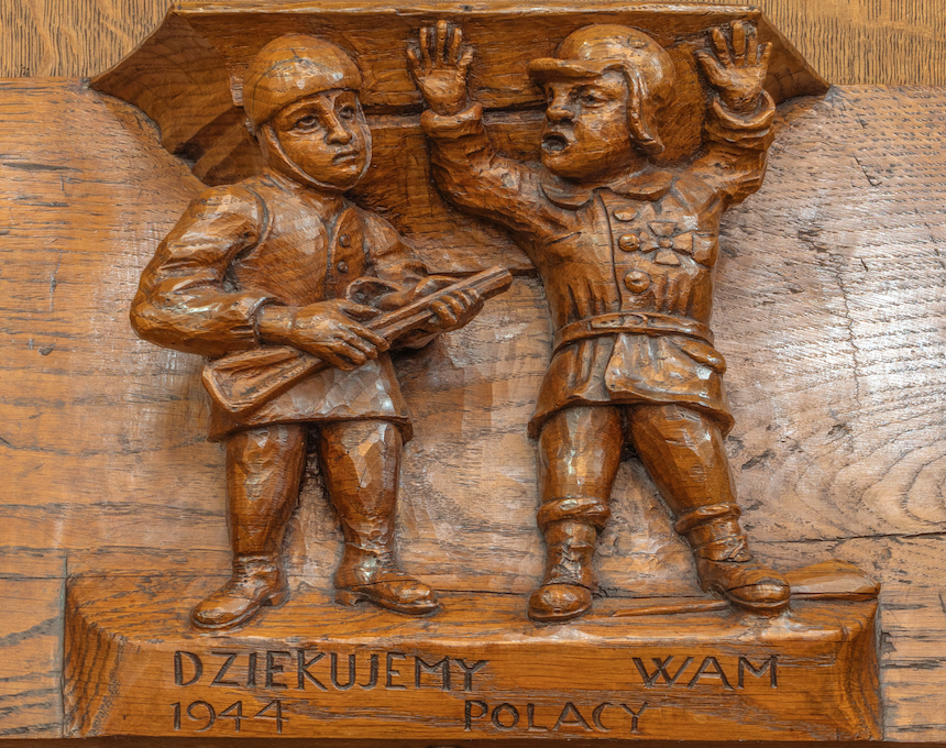 Wooden relief in the Church of Our Lady in Breda showing a Polish soldier disarming a German soldier with the inscription 'Thank you Poles' and the year 1944.