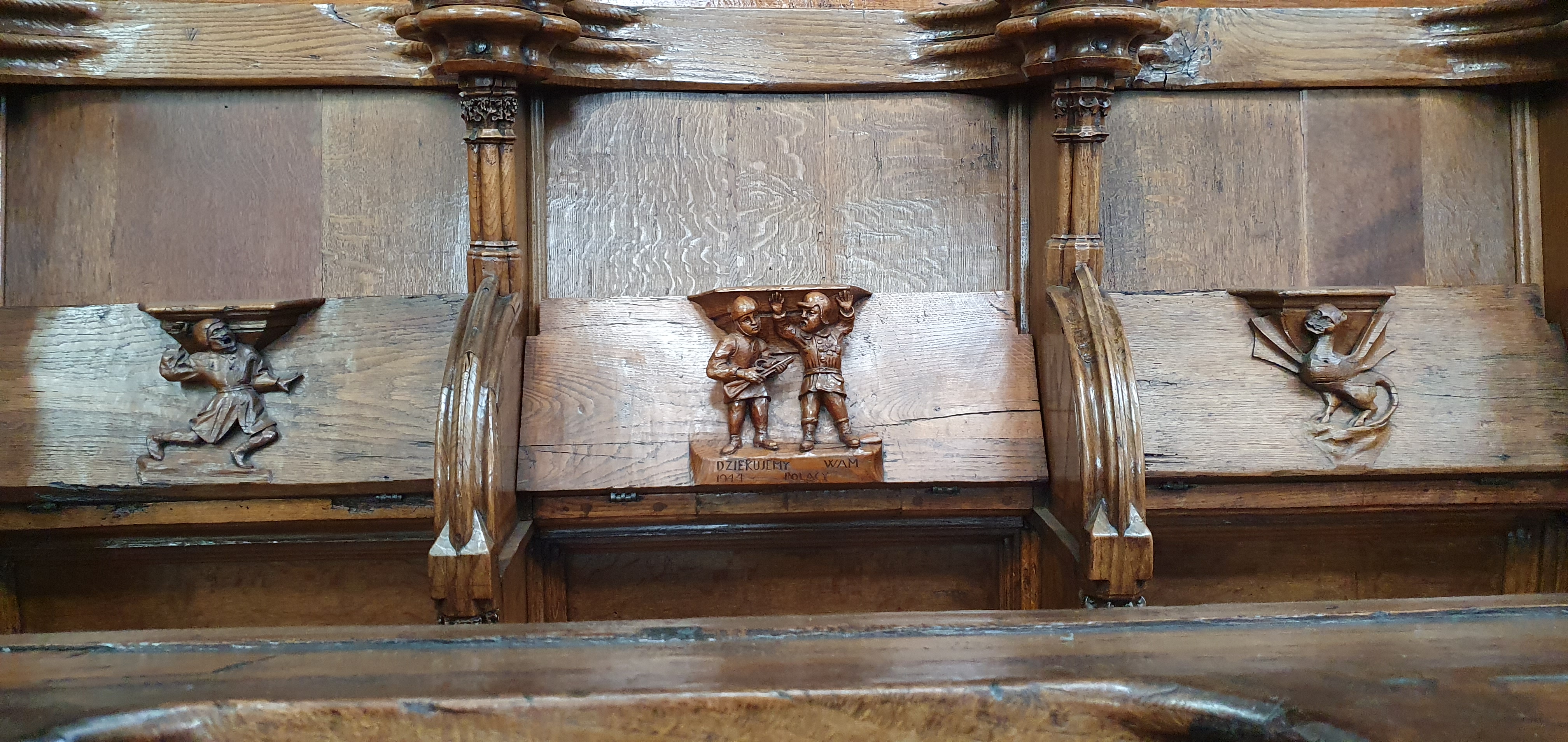 Wooden reliefs on choir stalls in the Church of Our Lady in Breda. The central relief shows a Polish soldier disarming a German with the inscription 'Thank you Poles'.