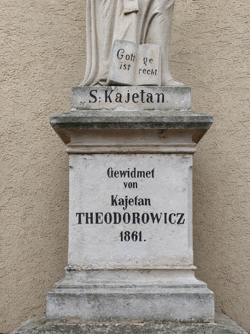 Photo showing Monument to Christopher Columbus in Barcelona with sculpture by Cyprian Godebski