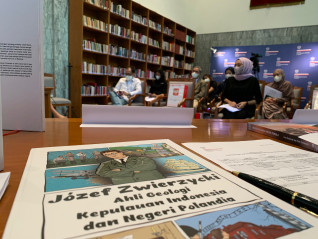 Wydany przez Ambasadę RP w Dżakarcie komiks w języku indonezyjskim przedstawiający postać prof. Zwierzyckiego