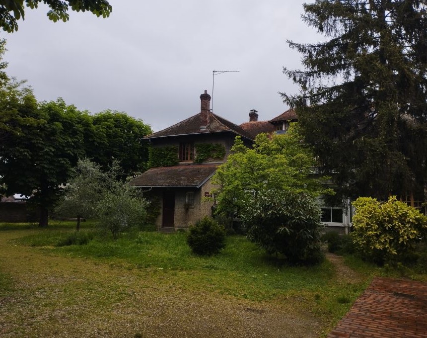 Fotografia przedstawiająca Instytut Literacki w Le Mesnil-le-Roi