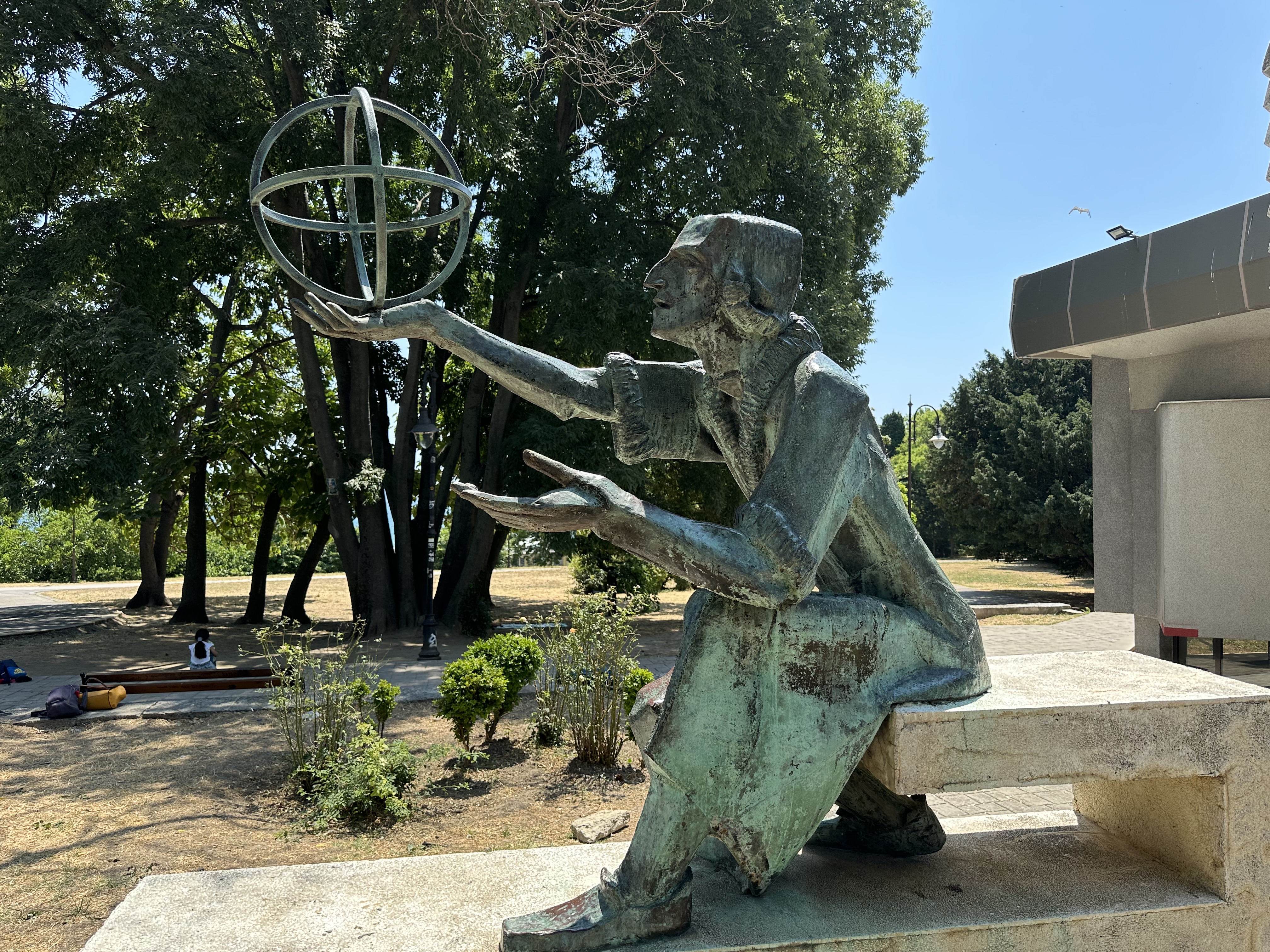 Photo montrant Figura Mikołaja Kopernika przed wejściem do planetarium w Warnie