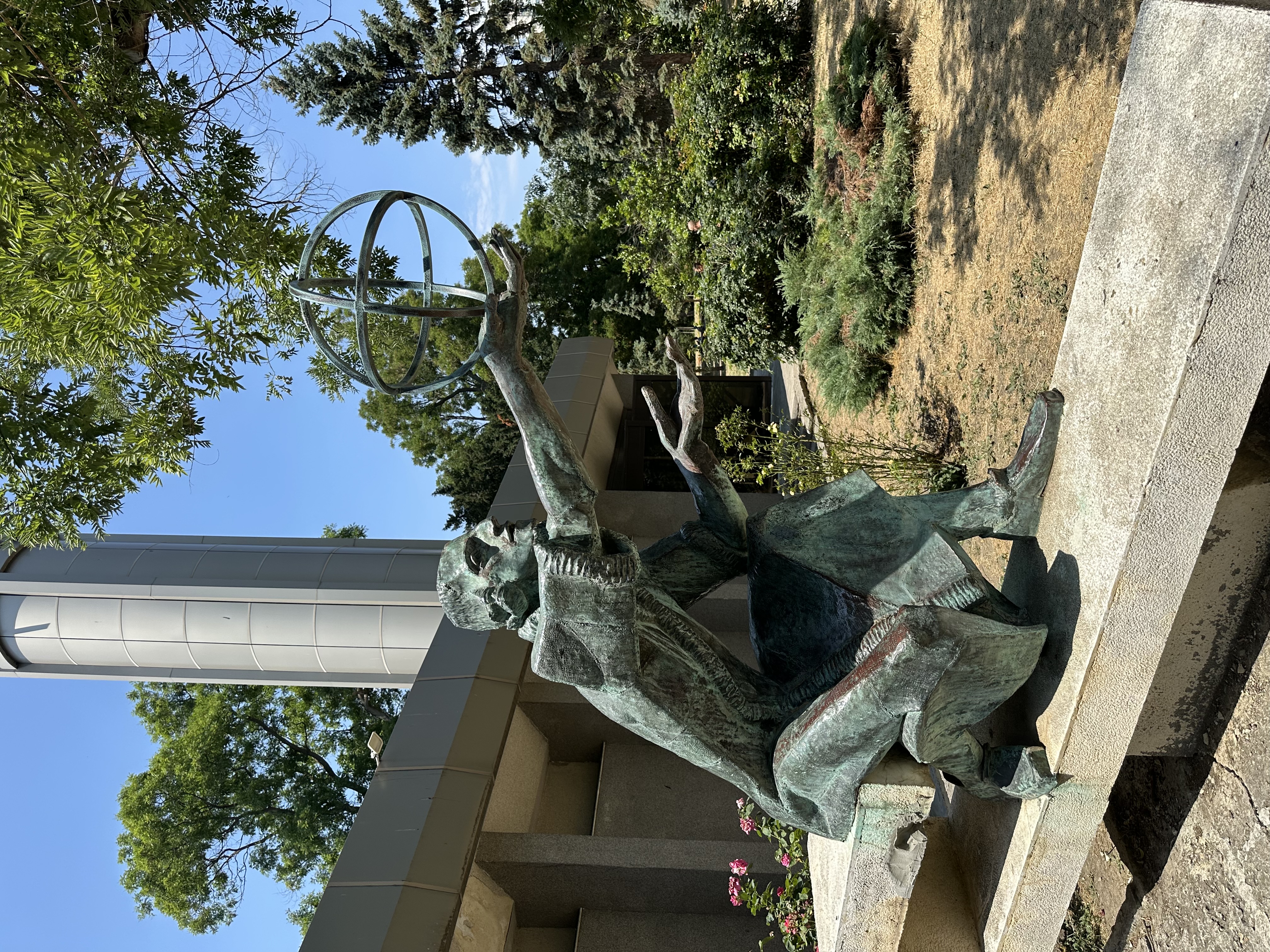 Photo montrant Figura Mikołaja Kopernika przed wejściem do planetarium w Warnie