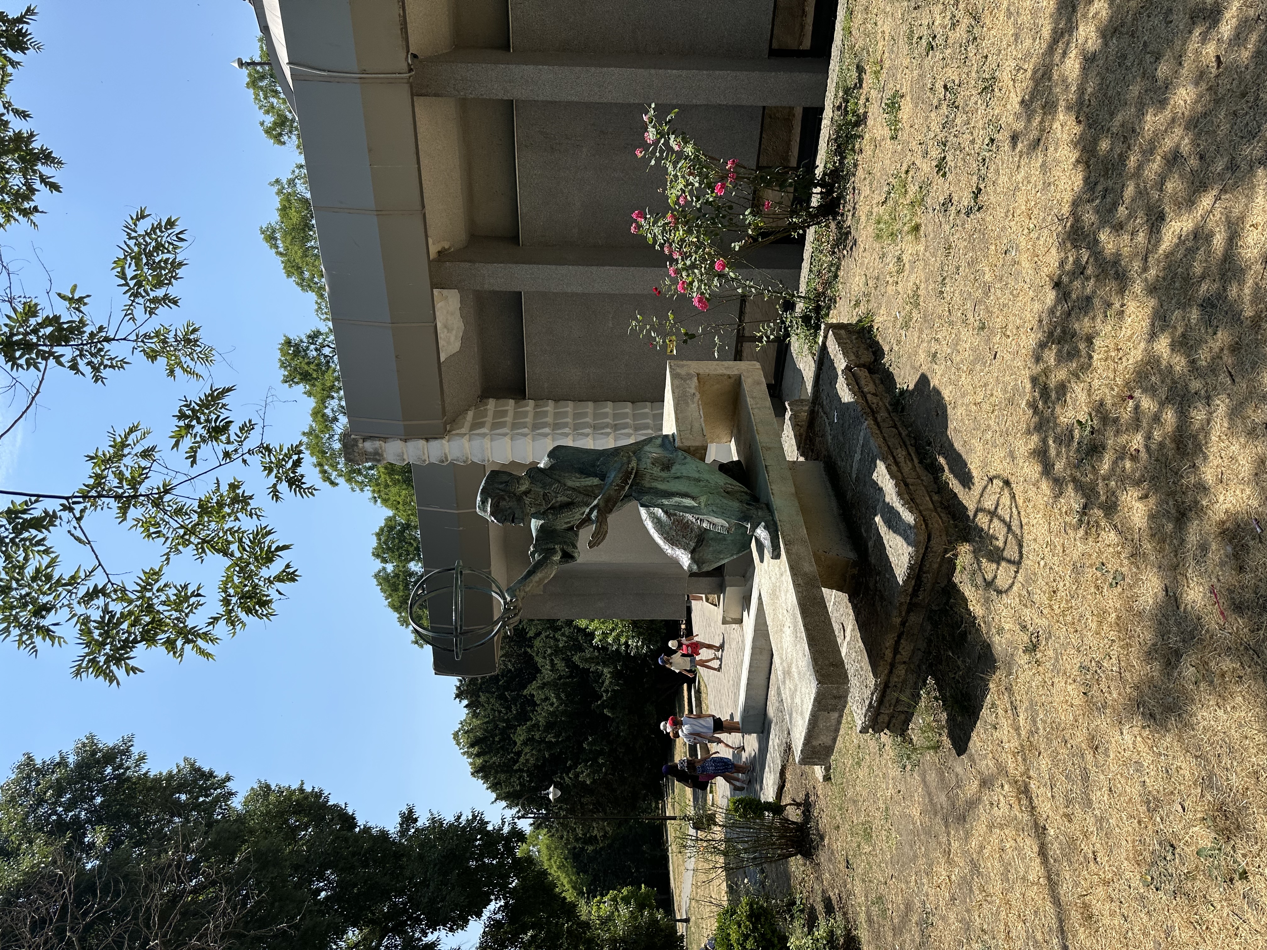 Photo montrant Figura Mikołaja Kopernika przed wejściem do planetarium w Warnie