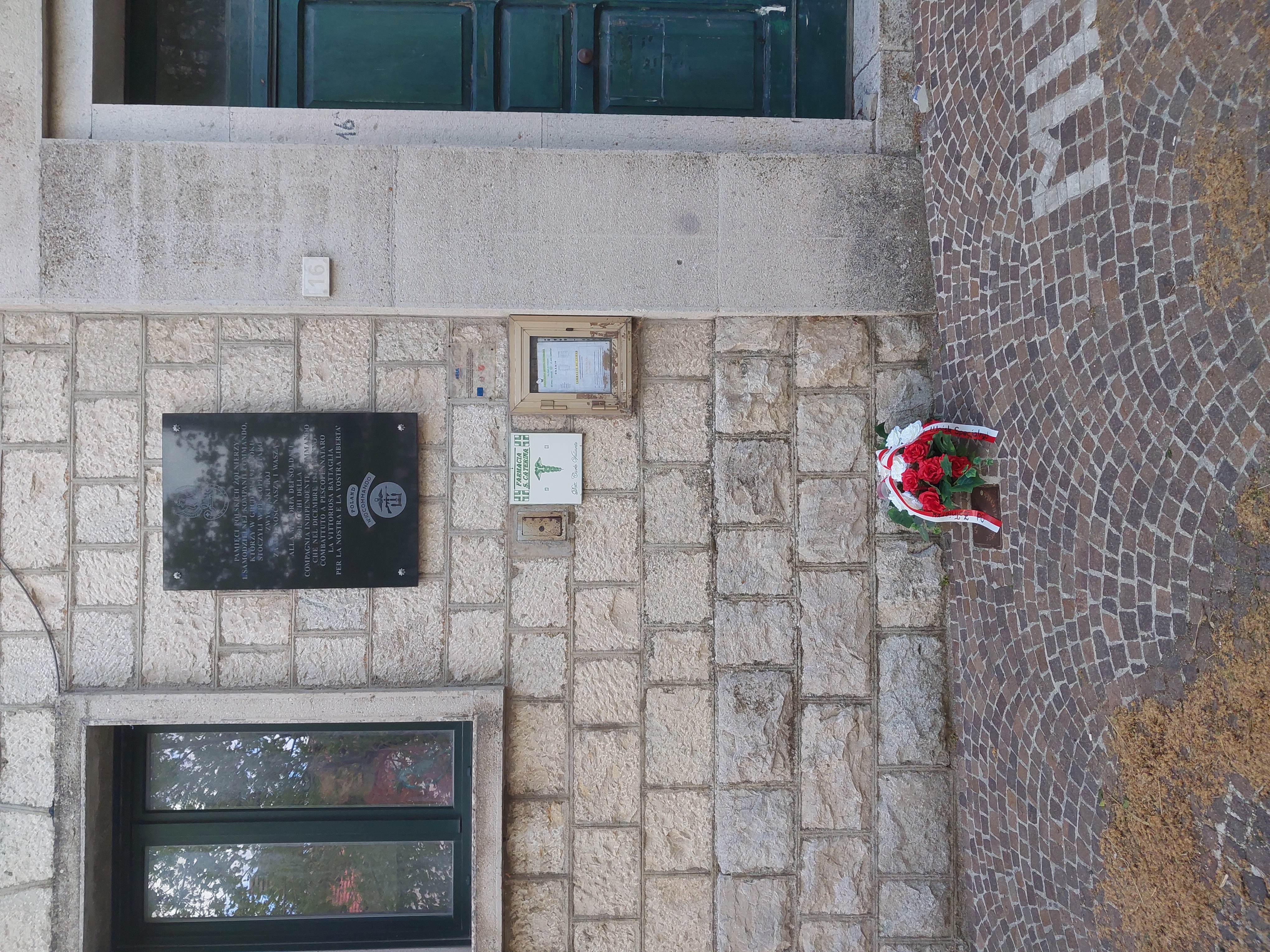 Photo montrant Tablica pamiątkowa poświęcona 1 Samodzielnej Kompanii Commando w Pescopennataro