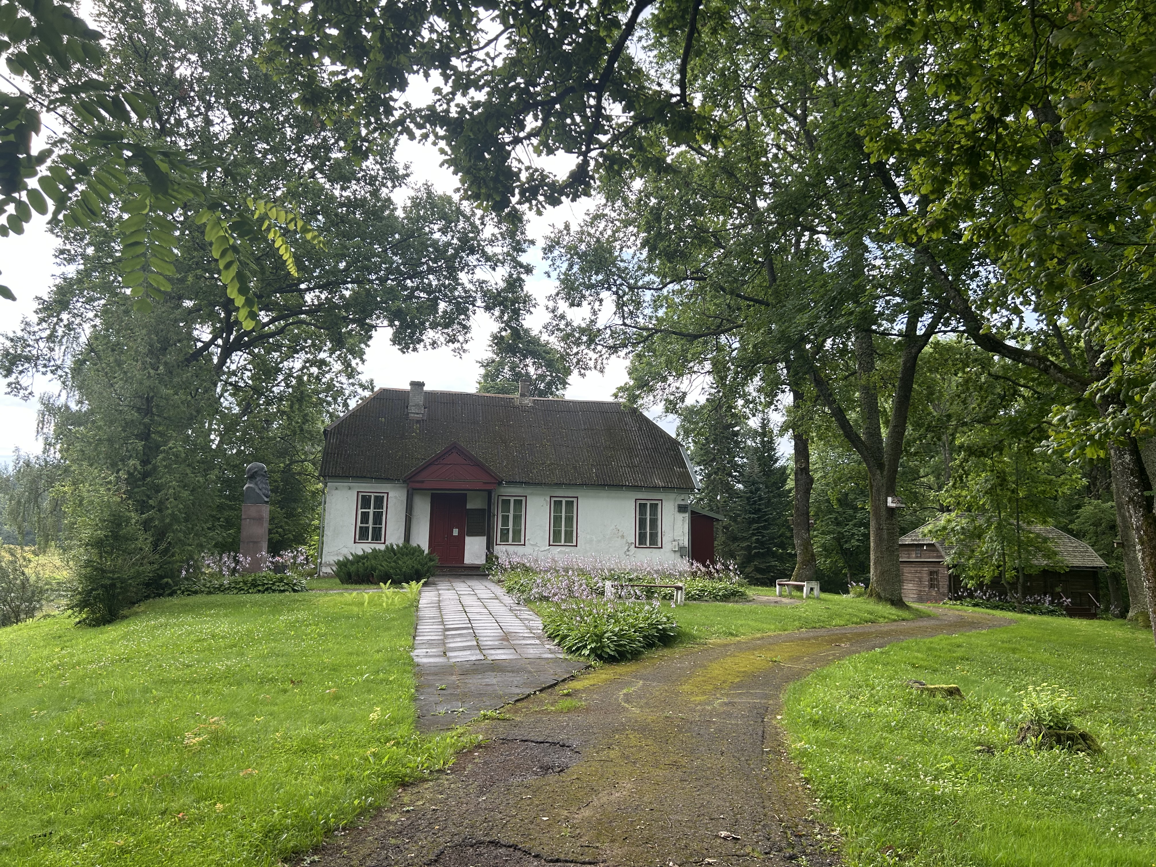 Photo montrant Dwór Adama Hrebnickiego w Raju i nagrobek Jana Hrebnickiego w Duksztach