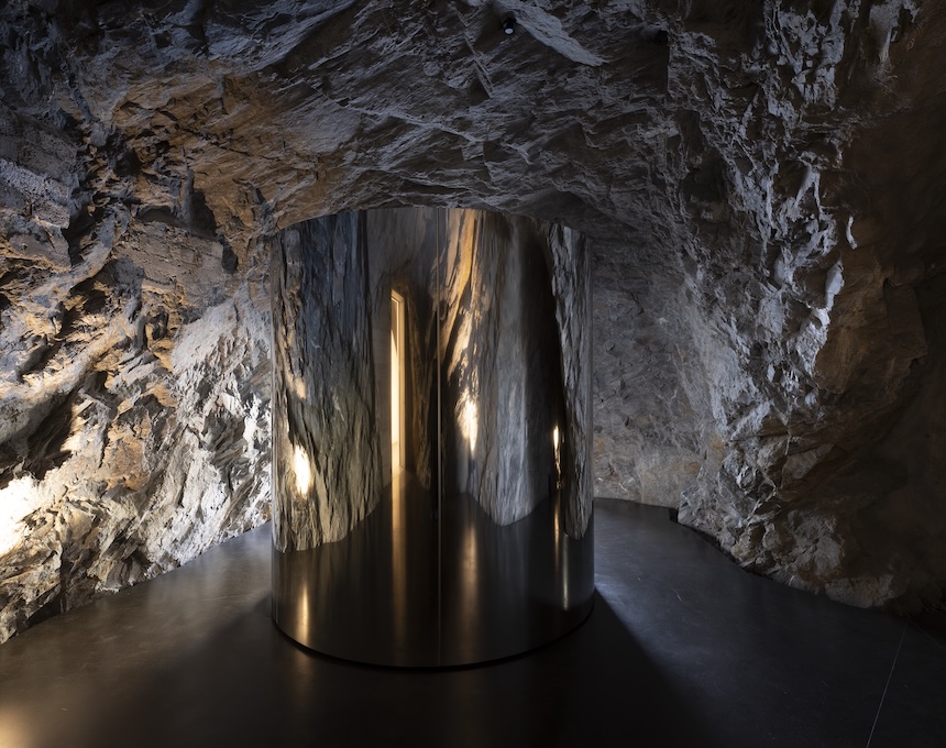 Fotografia przedstawiająca Mirosław Bałka w Muzeum Susch