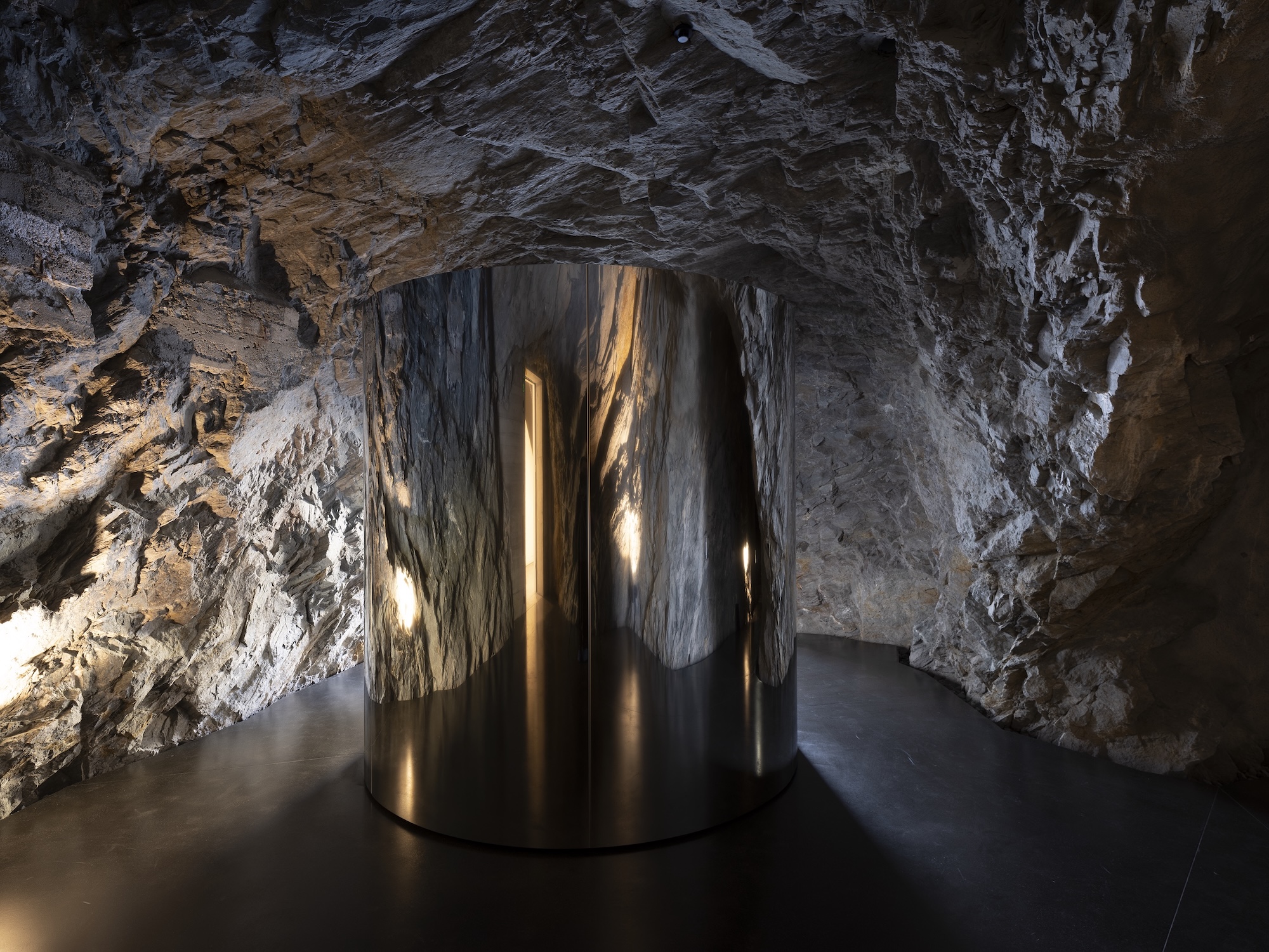 Fotografia przedstawiająca Mirosław Bałka w Muzeum Susch