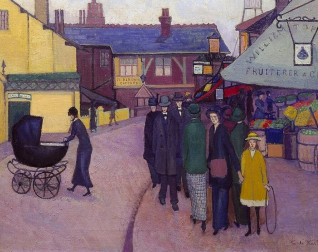 Obraz 'Swiss Cottage' Stanisławy de Karłowskiej. Scena uliczna z kobietą pchającą duży czarny wózek po lewej, grupą osób w kapeluszach w centrum i dziewczynką w żółtym płaszczu trzymającą obręcz po prawej. W tle widoczny stragan z owocami.