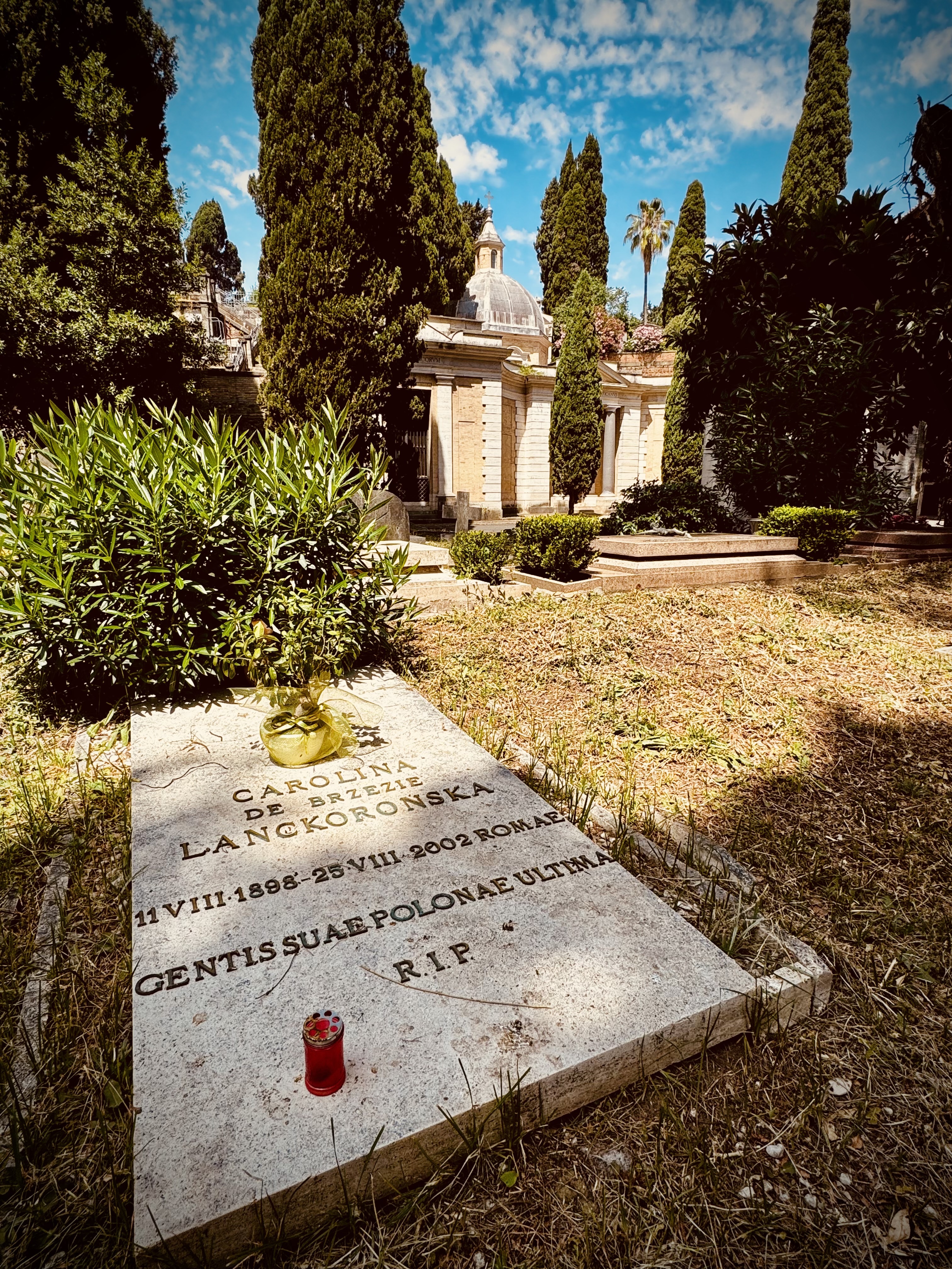 Fotografia przedstawiająca Nagrobek Karoliny Lanckorońskiej na cmentarzu Campo Verano w Rzymie